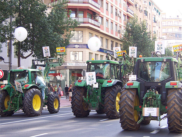 El Ayuntamiento pone a disposición de agricultores y vecinos de Totana autobuses gratuitos para acudir a la concentración en Murcia, Foto 1