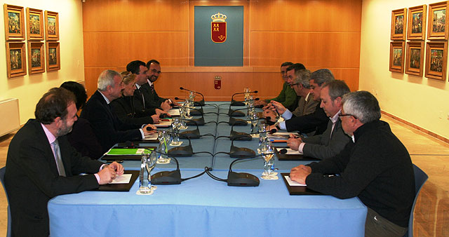 Gobierno regional y agentes sociales unen fuerzas para frenar la crisis económica y crear empleo - 1, Foto 1