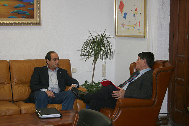 Miguel Molina Sánchez, Presidente de Cruz Roja de Águilas, entrega al Alcalde, Juan Ramírez, el Informe de Gestión del año 2008 - 1, Foto 1