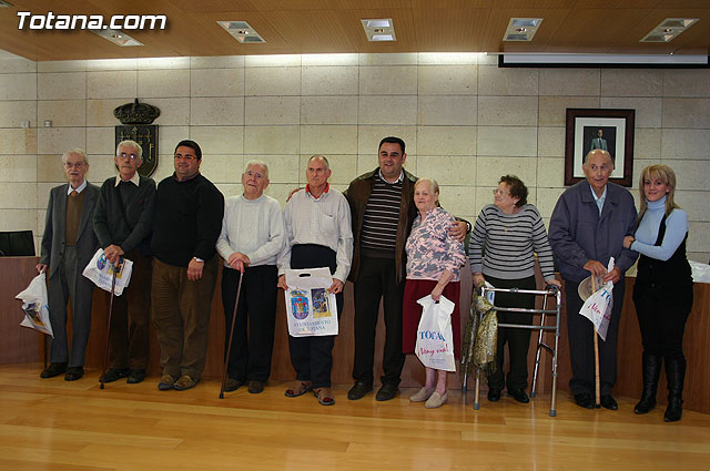 Recepción institucional a un grupo de usuarios de la residencia de personas mayores “La Purísima”, Foto 1