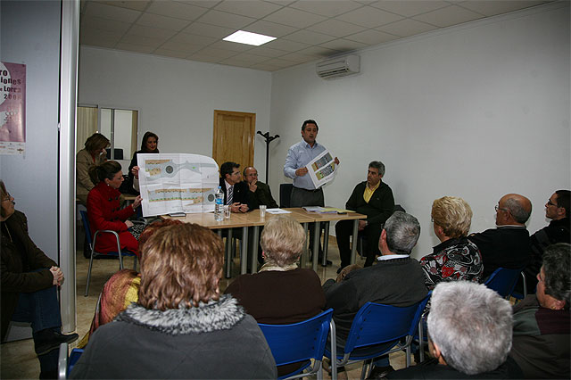 El Ayuntamiento explica a los vecinos de Apolonia, Los Ángeles y Fuerzas Armadas las inversiones del PIMUN 2009 que benefician a sus barrios - 1, Foto 1