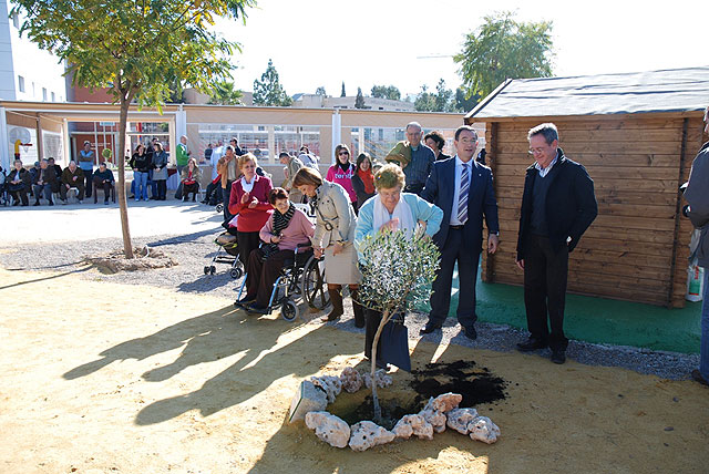 El consejero de Política Social visita la zona exterior adaptada de la Residencia Psicogeriátrica ‘Virgen del Valle’ - 1, Foto 1