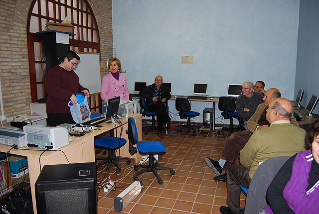 Comienza el curso de iniciacin al manejo del ordenador e Internet para mayores, Foto 1
