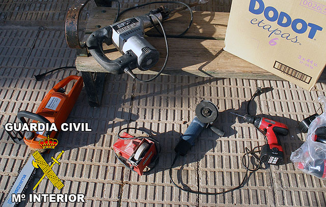 La Guardia Civil sorprende a una persona con numerosos efectos procedentes de robo - 3, Foto 3