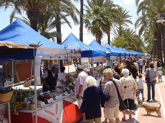 El Mercado Artesanal del Mar Menor lleva el domingo a La Ribera una demostración de decoración de vidrio - 1, Foto 1