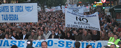 Varios miles de personas se manifiestan en Murcia al grito de 'con el agua no se juega'