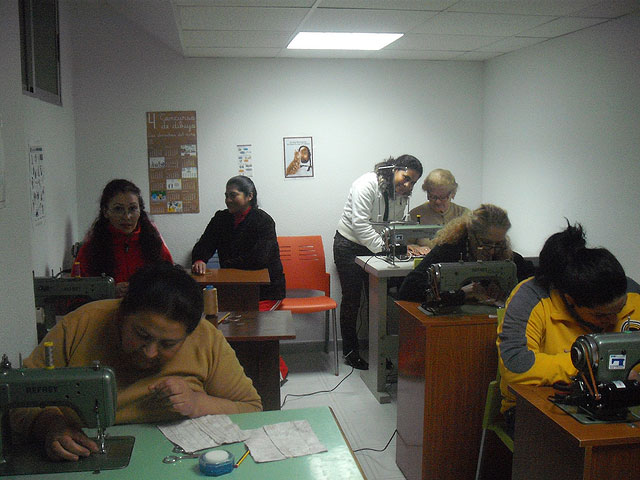 Se pone en marcha un taller de costura con el fin de  propiciar la participación y la inclusión social de personas de etnia gitana - 1, Foto 1