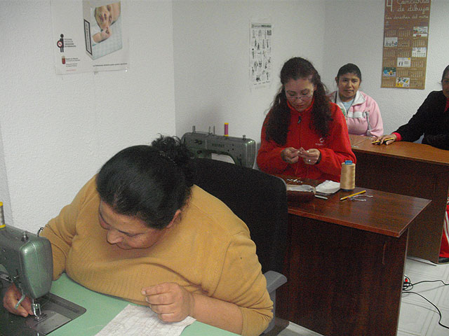 Se pone en marcha un taller de costura con el fin de  propiciar la participación y la inclusión social de personas de etnia gitana - 2, Foto 2