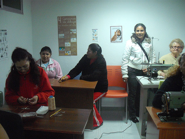 Se pone en marcha un taller de costura con el fin de  propiciar la participación y la inclusión social de personas de etnia gitana, Foto 3