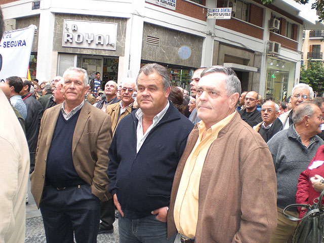 Más de 300 agricultores y vecinos de Totana acudieron a la concentración en contra de la reforma del Estatuto de Castilla La Mancha, Foto 1