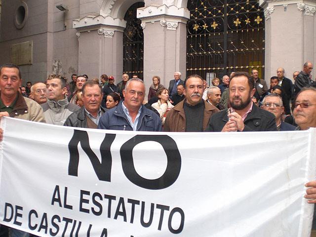 Más de 300 agricultores y vecinos de Totana acudieron a la concentración en contra de la reforma del Estatuto de Castilla La Mancha, Foto 2