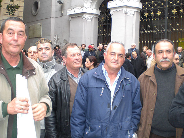Más de 300 agricultores y vecinos de Totana acudieron a la concentración en contra de la reforma del Estatuto de Castilla La Mancha, Foto 3