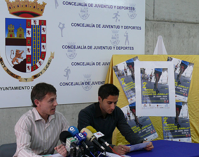 El concejal de Deportes y el atleta internacional Juanma Molina presentaron la II Media Maratón de Jumilla - 1, Foto 1