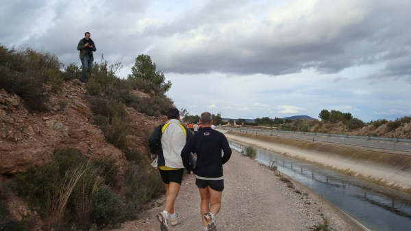 Raul Cifuentes y Lisa Woods encabezan el IV circuito de carreras - 3