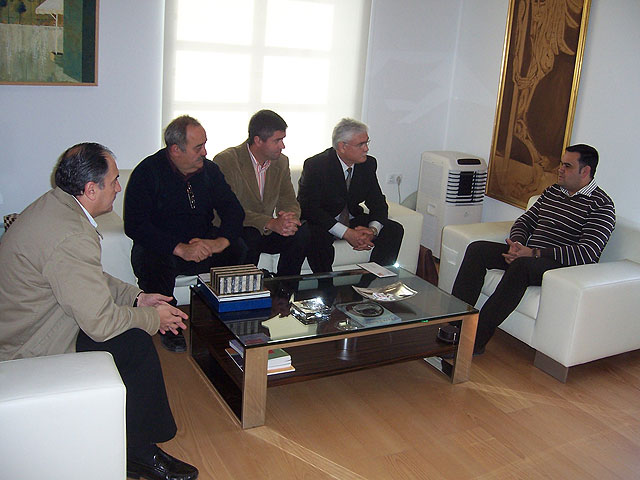 El alcalde recibe al nuevo presidente de la Federación de Automovilismo de la Región de Murcia y a los representantes del “Automóvil Club Totana” - 1, Foto 1