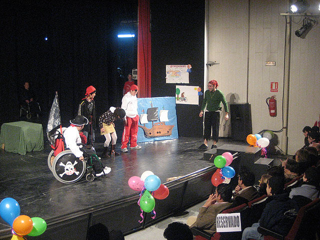 Más de 300 escolares asistieron a la Clausura de la Campaña de Mentalización de FAMDIF - 3, Foto 3