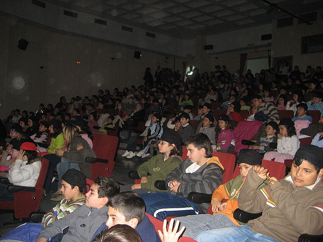 Más de 300 escolares asistieron a la Clausura de la Campaña de Mentalización de FAMDIF - 4, Foto 4