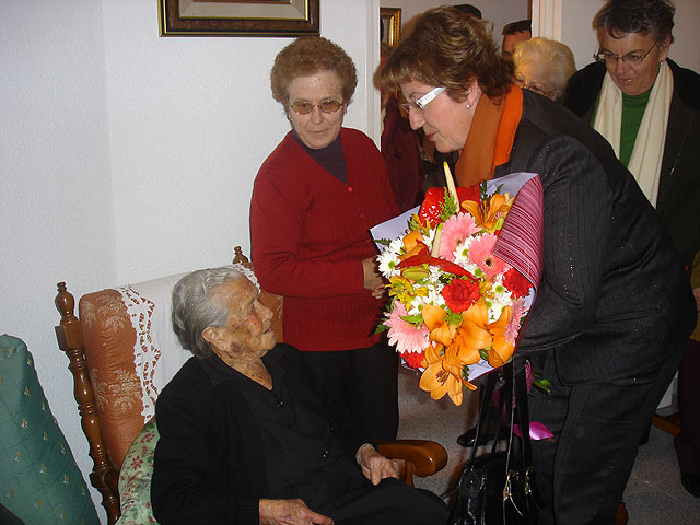 María Sanmartín, vecina de Santiago de la Ribera recibe el reconocimiento del Ayuntamiento con motivo de su 100 cumpleaños - 1, Foto 1