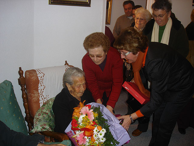 María Sanmartín, vecina de Santiago de la Ribera recibe el reconocimiento del Ayuntamiento con motivo de su 100 cumpleaños - 2, Foto 2