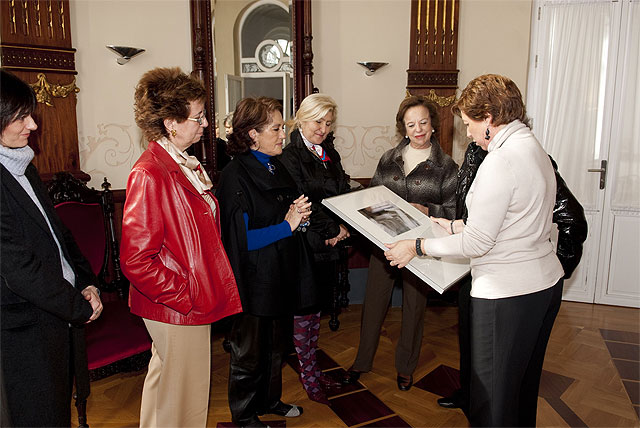 La alcaldesa, Miembro de Honor de la Asociación de Mujeres Cofrades de Cartagena - 1, Foto 1