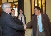 Un profesor chino estudia con el rector Cobacho la posibilidad de que la Universidad de Murcia reciba estudiantes de ese pas