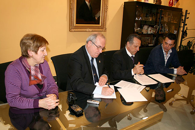 Ayuntamiento y Cruz Roja establecen vías de colaboración con la firma de un convenio - 1, Foto 1