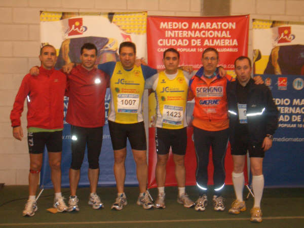 Los atletas del Club Atletismo Totana ultiman su preparación para la maratón de Barcelona, Foto 1
