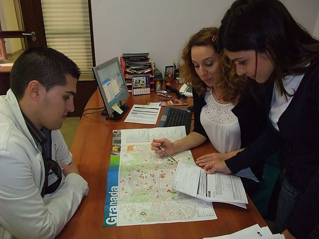 El viaje a Granada organizado para los próximos días 20, 21 y 22 de febrero ha colapsado las oficinas de Informajoven en Casa Grande - 1, Foto 1