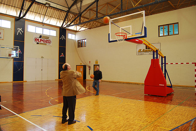 El Pabelln de Deportes cuenta con dos nuevas canastas de baloncesto, Foto 1