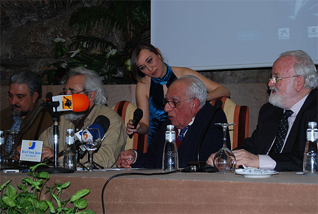 El escritor alhameño Lorenzo Andreo recibe un homenaje junto a otros tres ganadores del Premio guilas de novela, Foto 1