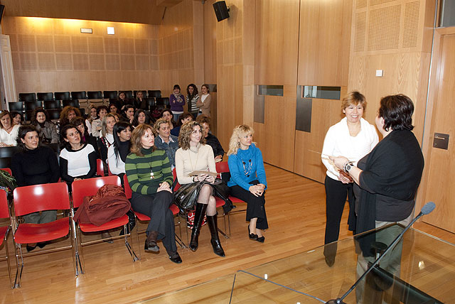 Medio centenar de mujeres reciben sus diplomas de cursos de informática y contabilidad - 2, Foto 2