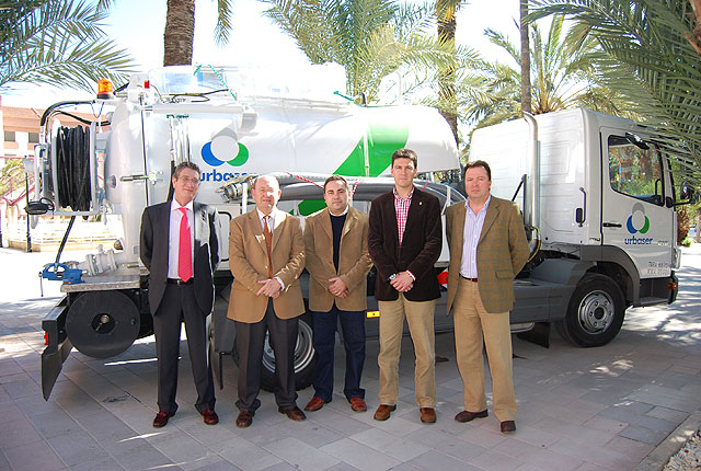 La empresa de abastecimiento de aguas de la localidad “Urbaser” dispone de un nuevo vehículo, Foto 1