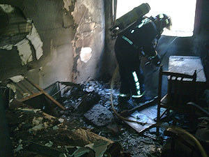 Agentes de la Policía Local de Alcantarilla proceden al desalojo de un edificio tras producirse un incendio en una vivienda de la C/ Ánimas - 1, Foto 1