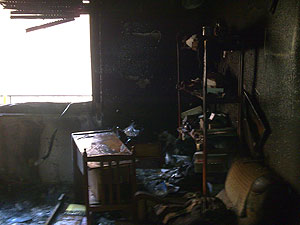 Agentes de la Policía Local de Alcantarilla proceden al desalojo de un edificio tras producirse un incendio en una vivienda de la C/ Ánimas - 2, Foto 2