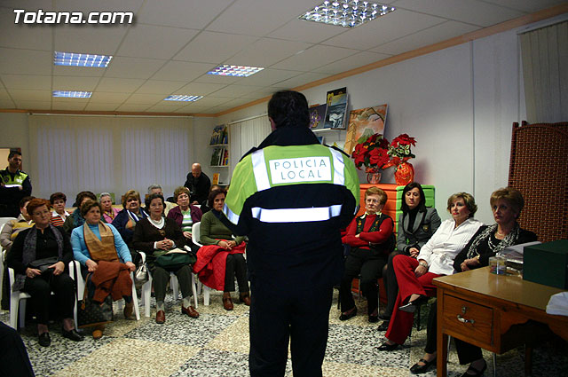 La Polica Local de Totana imparte una charla sobre seguridad ciudadana y vial a las usuarias de la Asociacin de Amas de Casa “Tres Avemaras” - 5