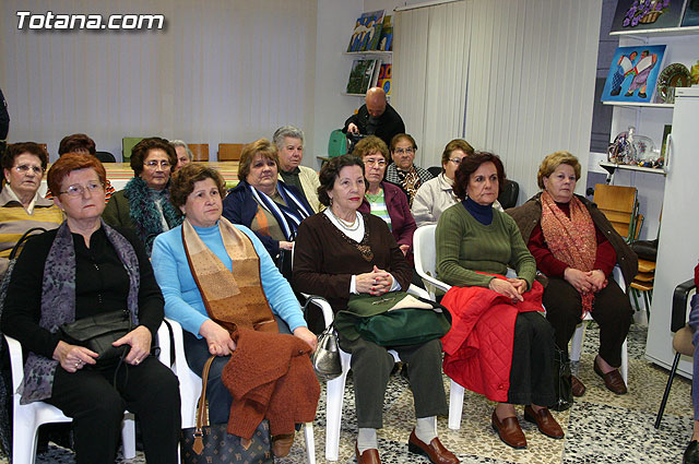 La Polica Local de Totana imparte una charla sobre seguridad ciudadana y vial a las usuarias de la Asociacin de Amas de Casa “Tres Avemaras” - 6