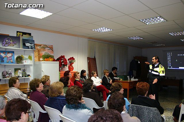 La Polica Local de Totana imparte una charla sobre seguridad ciudadana y vial a las usuarias de la Asociacin de Amas de Casa “Tres Avemaras” - 7