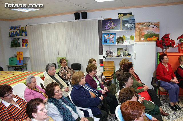 La Polica Local de Totana imparte una charla sobre seguridad ciudadana y vial a las usuarias de la Asociacin de Amas de Casa “Tres Avemaras” - 8