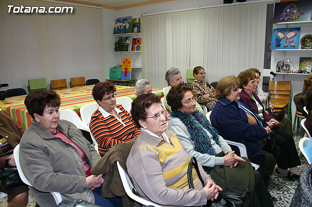 La Polica Local de Totana imparte una charla sobre seguridad ciudadana y vial a las usuarias de la Asociacin de Amas de Casa “Tres Avemaras” - 9