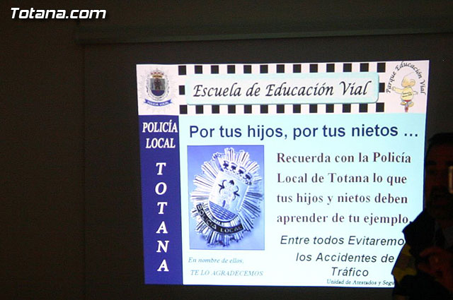 La Polica Local de Totana imparte una charla sobre seguridad ciudadana y vial a las usuarias de la Asociacin de Amas de Casa “Tres Avemaras” - 10
