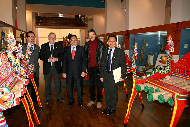 El embajador de Indonesia dona al Museo de la Música una orquesta Jegog formada por más de treinta instrumentos - 1, Foto 1