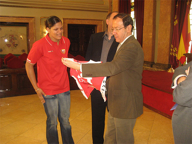 El Alcalde felicita al Club Atlético Voleibol Murcia 2005 por su tercer título en la Copa de la Reina - 1, Foto 1