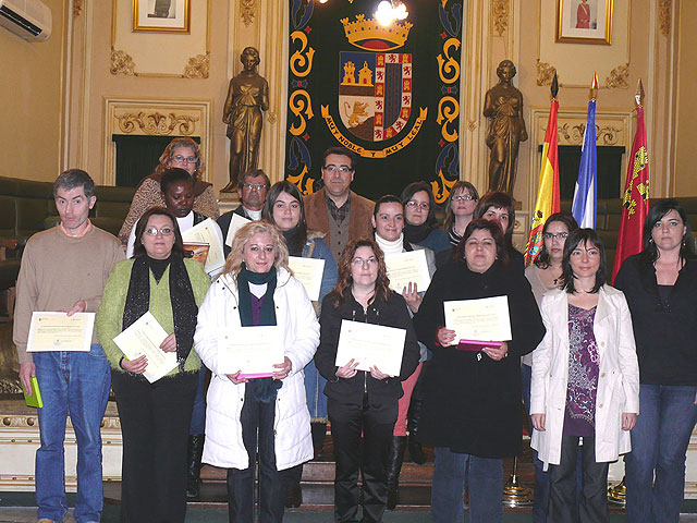 El alcalde y la concejal de Política Social clausuran el curso de habilidades sociales desarrollado en Jumilla - 1, Foto 1