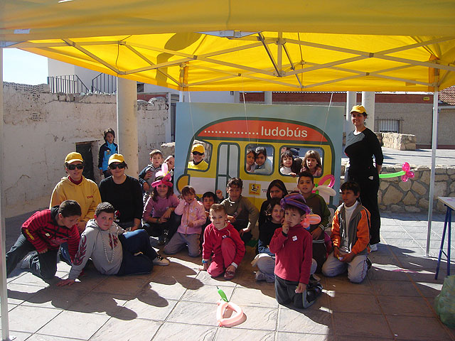 El colectivo para la promoción social “El Candil” realiza actividades lúdicas y educativas en diversos barrios de Totana, Foto 1