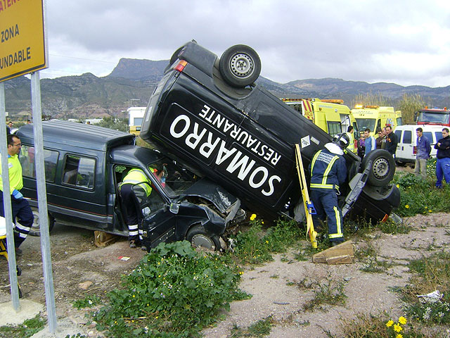 Tres personas heridas en un choque de dos turismos en Lorca - 1, Foto 1