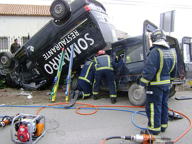 Tres personas heridas en un choque de dos turismos en Lorca - 2, Foto 2
