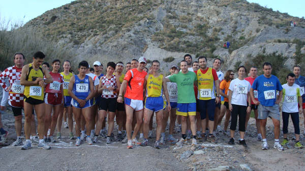 Lisa Woods y Raúl Cifuentes, del Club Atletismo de Totana, mantienen el liderato en el circuito de carreras, Foto 1