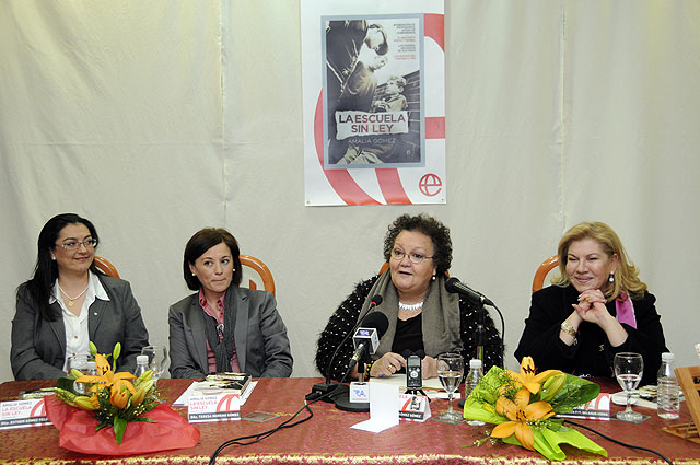 Amalia Gómez presenta su libro La escuela sin ley en Abarán - 1, Foto 1
