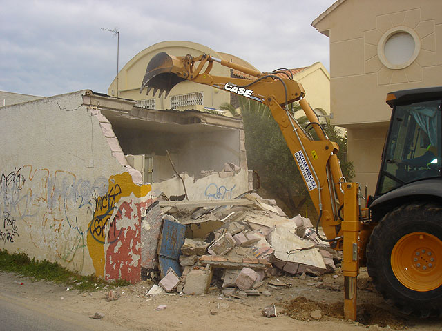 El ayuntamiento de San Javier derriba un transformador eléctrico  que invadía un carril de la Gran Vía de La Manga - 1, Foto 1