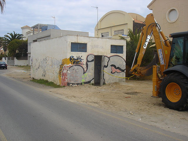 El ayuntamiento de San Javier derriba un transformador eléctrico  que invadía un carril de la Gran Vía de La Manga - 2, Foto 2
